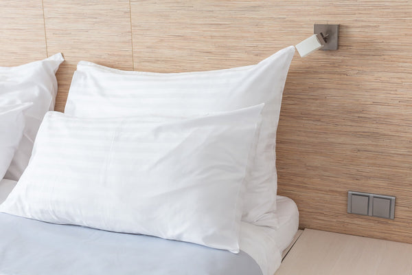 Almohada viscoelástica o de fibra: guía definitiva para elegir